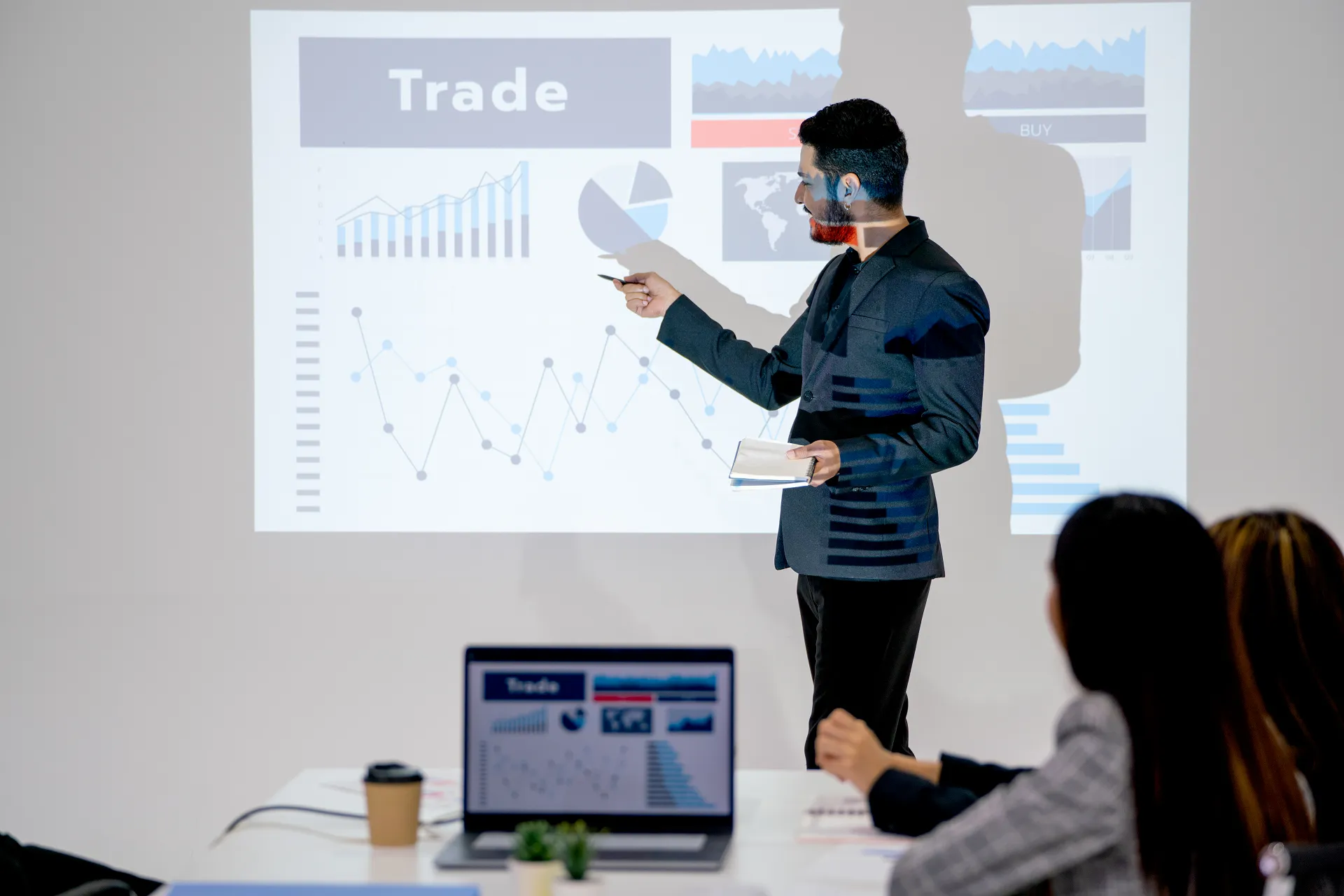 Reducción de comisiones y campañas agresivas en brokers LATAM